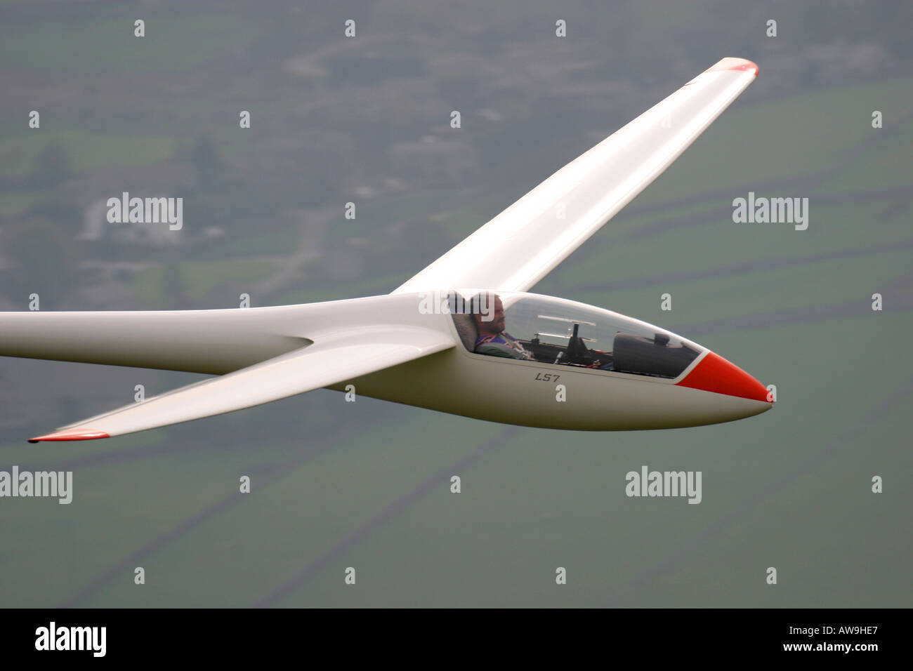 A high performance LS7 glider soaring in ridge lift Stock Photo Alamy