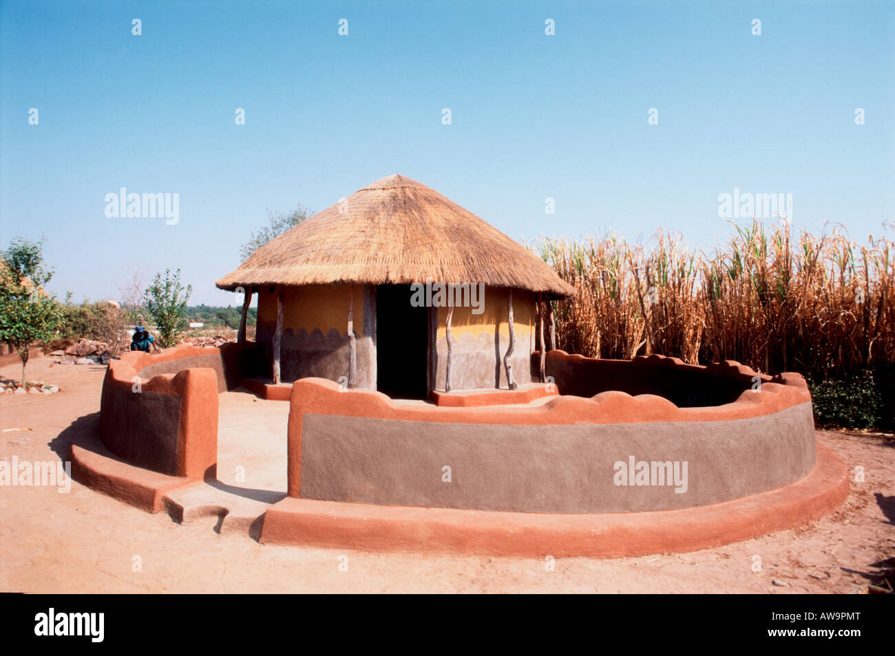 Traditional Thatched Rondavel With Wall Stock Photo Alamy traditional-thatched-rondavel-with-wall-stock-photo-alamy