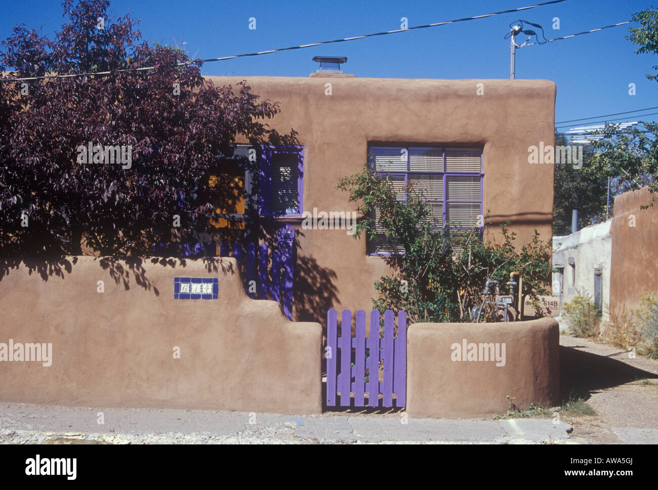 Small single storey adobe house in Santa Fe New Mexico in vernacular