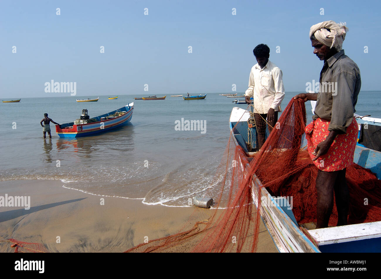 FISHERMEN IN BEACH NEAR BEKAL FORT, KANJANGAD/KANHANGAD, KASARAGOD DIST Stock Photo