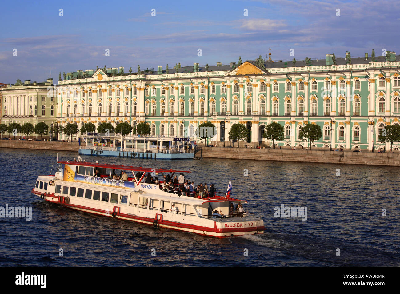 russia-st-petersburg-neva-river-the-hermitage-winter-palace