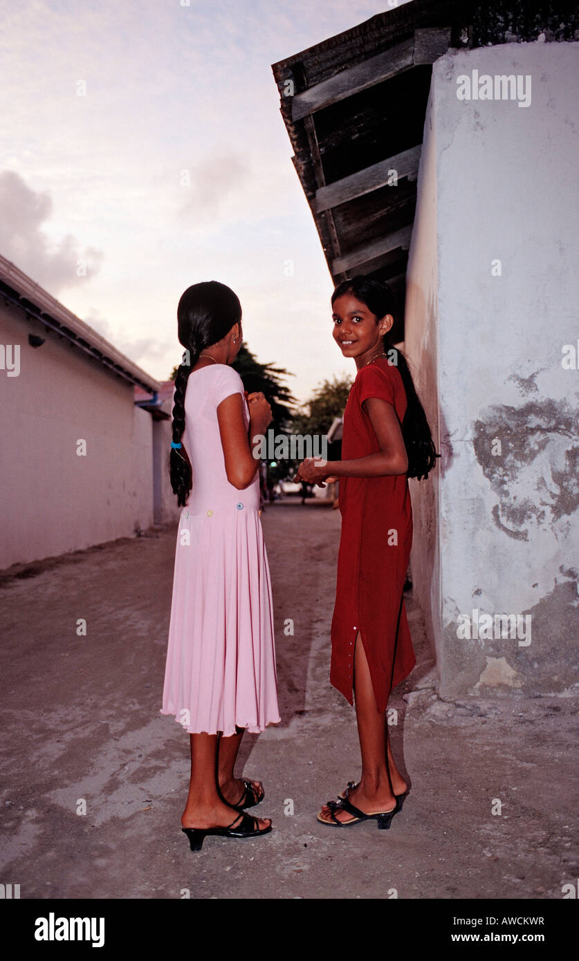 Maldiv orollari sohilida yalangoch qizlar (foto)