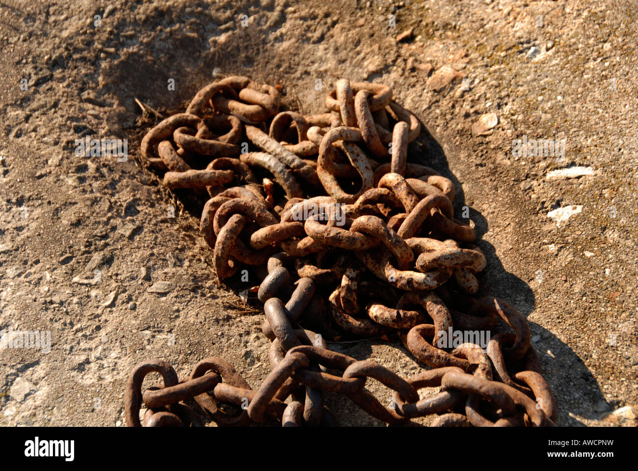 Rust Items Chain Wharf and chain hi-res stock photography and images - Alamy