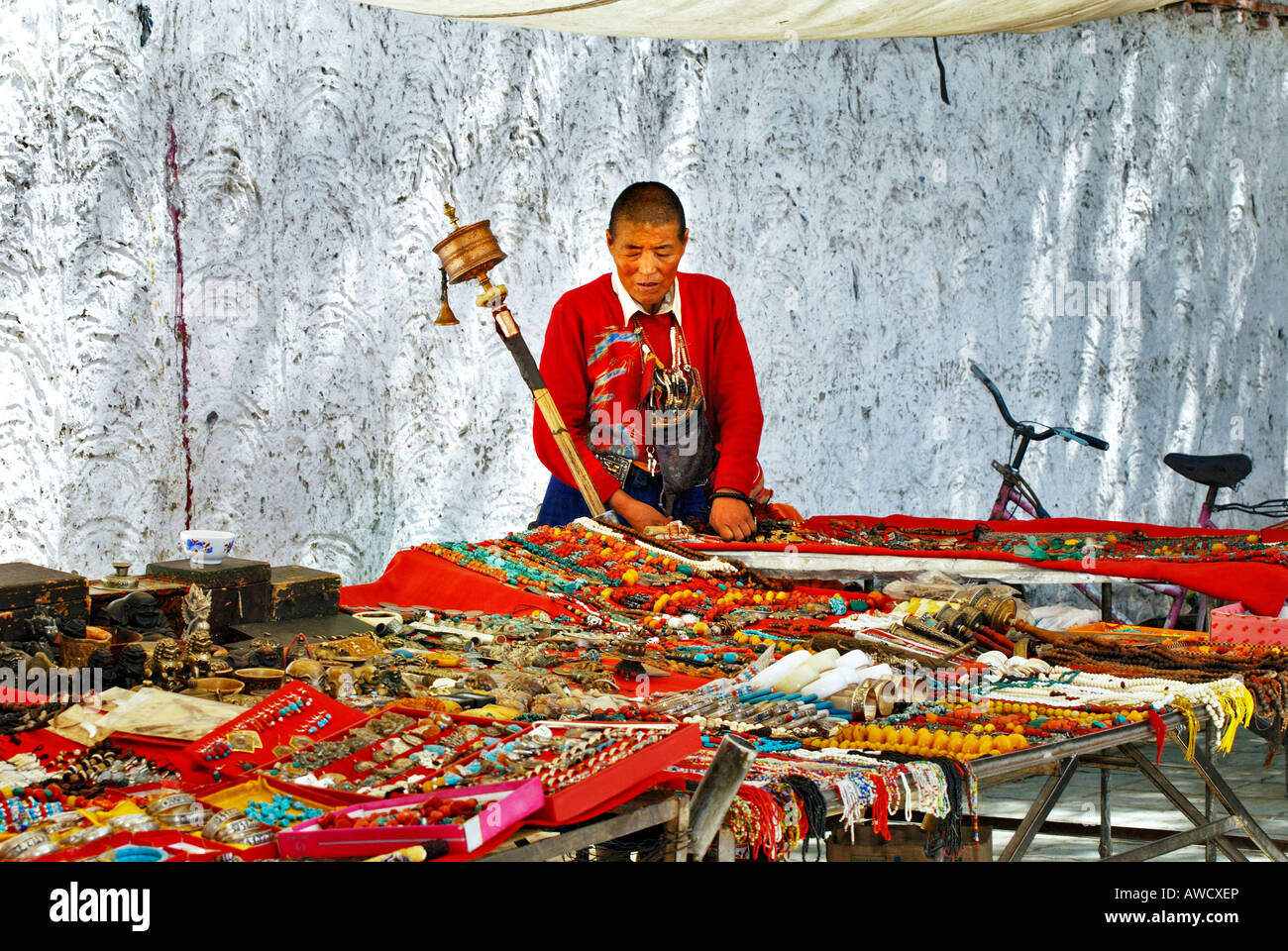 Tibetan saleswoman sells silver jewellery souvenirs, Gyantse, Tibet Stock Photo