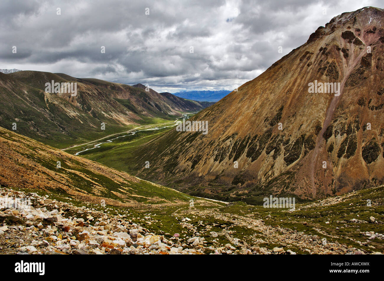Barren mountains glacier and brook, between Dangxiong and the Nam-Tsho-Lake, Tibet Stock Photo