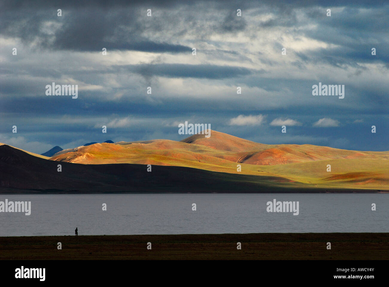 Barren mountains, Nam-Tsho-Lake, Tibet Stock Photo