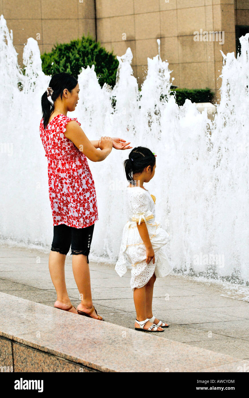 Water fountains, mother and daughter at the Shanghai Museum, Shanghai, China, Asia Stock Photo