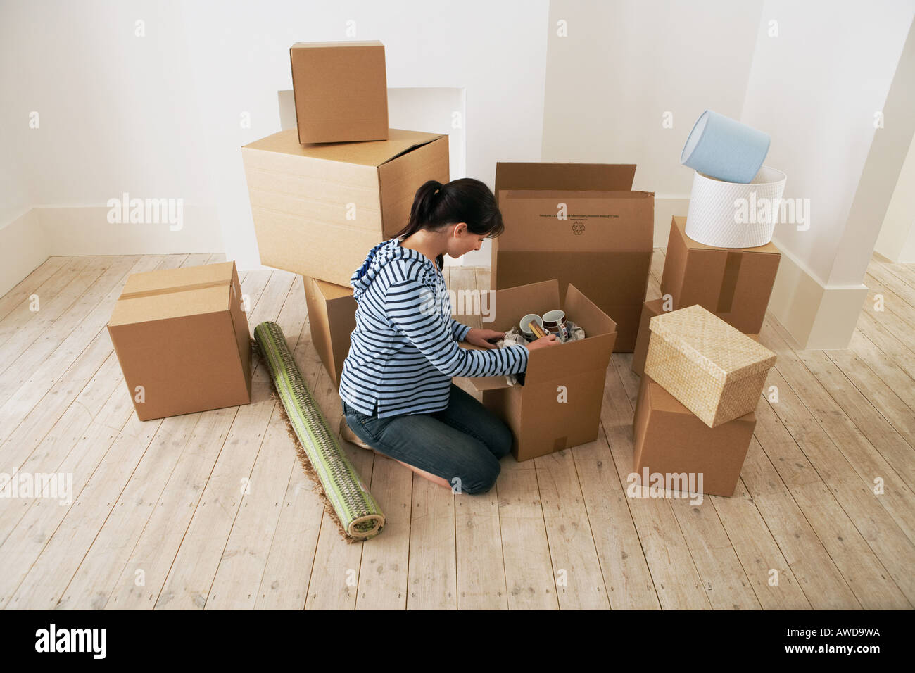 Woman women packing boxes hi-res stock photography and images - Alamy