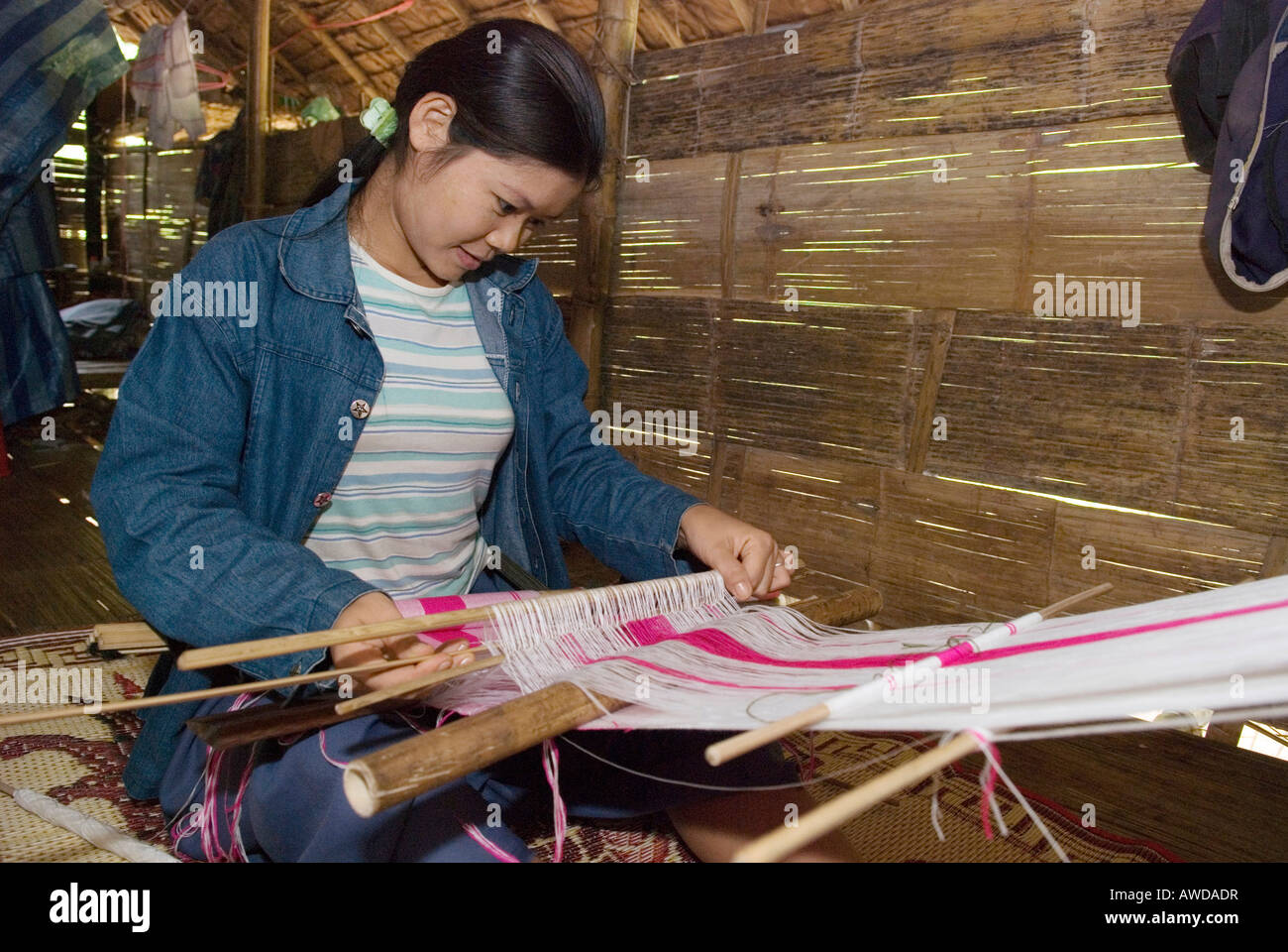 Young woman weaving, IDP-Camp Oh Win Hta, IDP-Area at the border to Thailand near Mae Sam Raep, Birma Stock Photo