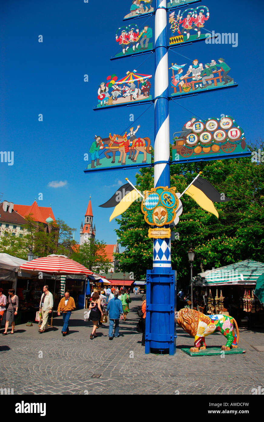  Foto zu Traditional may tree (Maibaum), Munich, Bavaria, Germany Stock Photo 