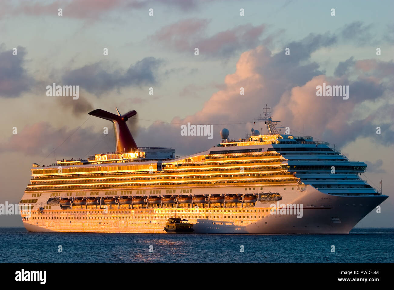 Docked cruise ship sunset hi-res stock photography and images - Alamy