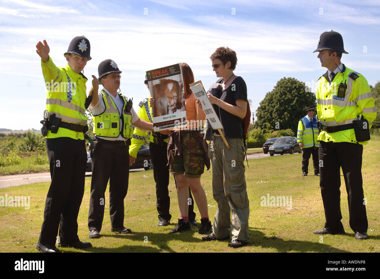 POLICE DIRECT ANIMAL RIGHTS CAMPAIGNERS AT AN ANIMAL RIGHTS MARCH TO MORETON IN MARSH FIRE COLLEGE Stock Photo
