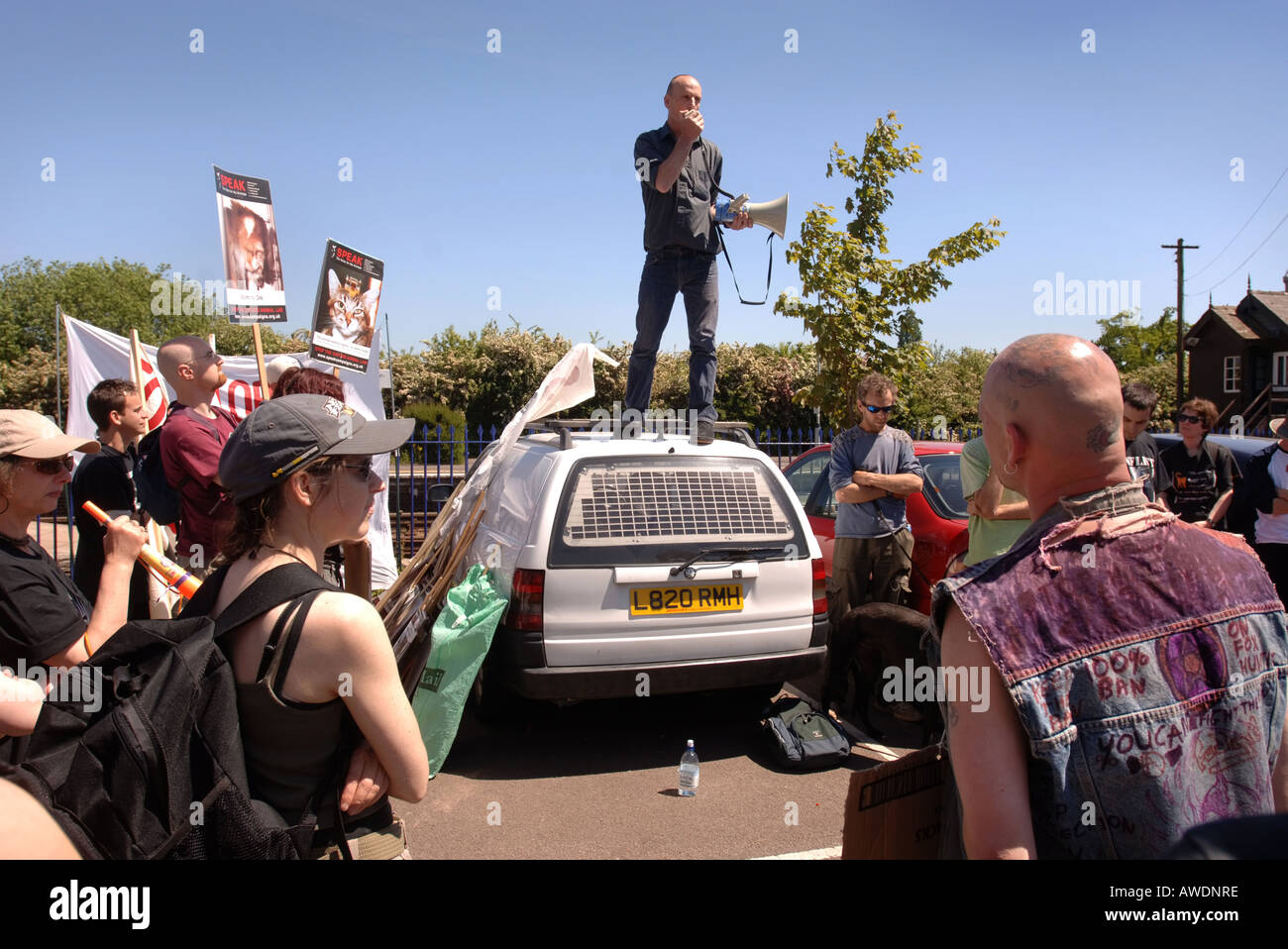 MEL BROUGHTON OF THE ANIMAL RIGHTS CAMPAIGNING GROUP SPEAK ADDRESSES PROTESTERS AT AN ANIMAL RIGHTS MARCH IN MORETON IN MARSH Stock Photo