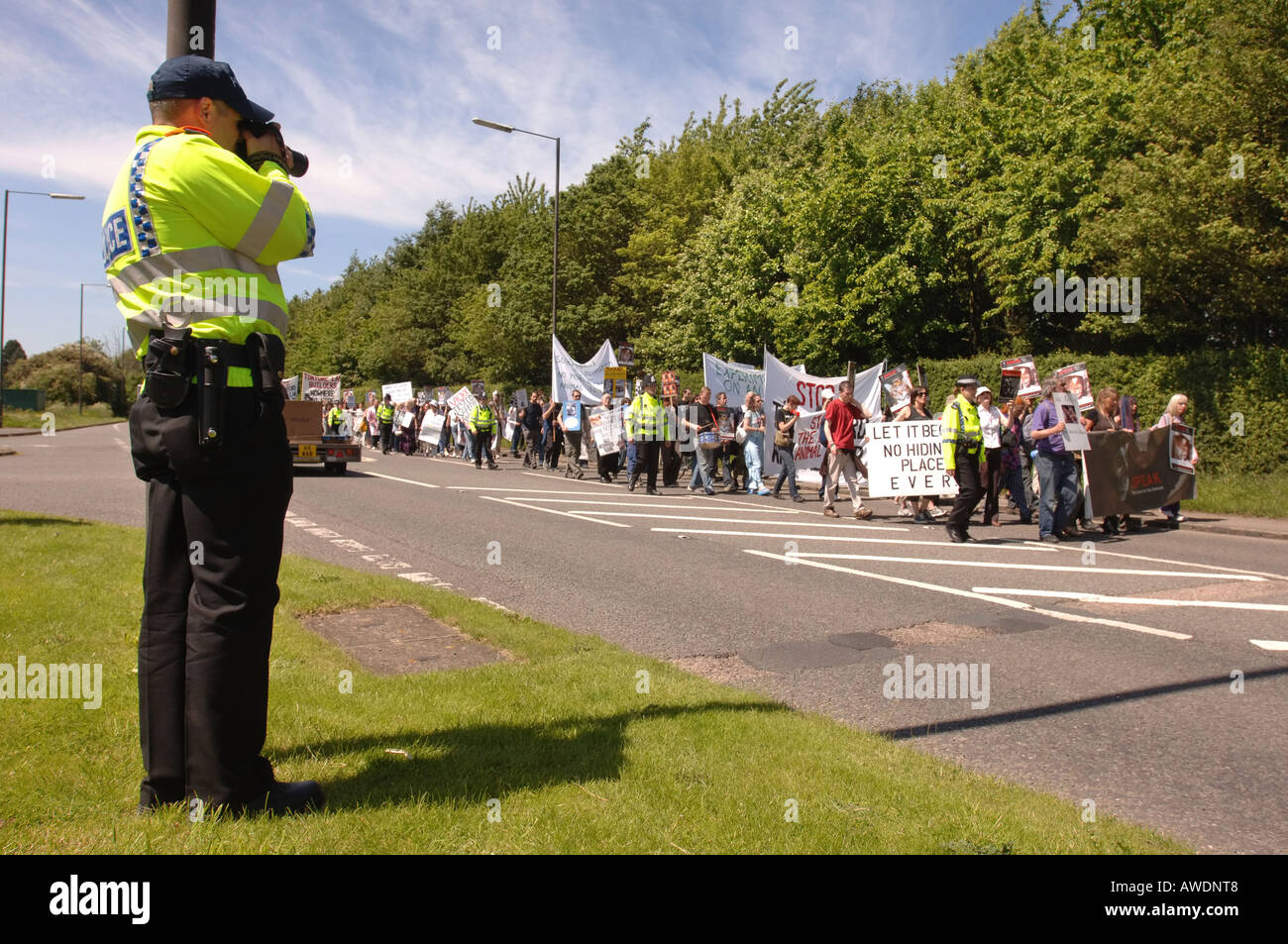 THE ANIMAL RIGHTS CAMPAIGNING GROUP SPEAK AT AN ANIMAL RIGHTS MARCH TO MORETON IN MARSH FIRE SERVICE COLLEGE Stock Photo
