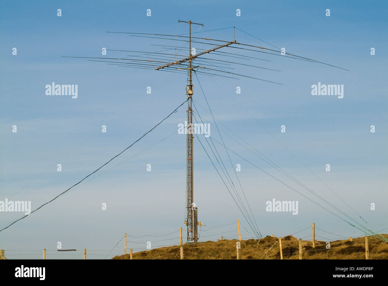 dh Radio aerial TELECOMMUNICATIONS UK Britain Amateur radio antennae mast uk antenna Stock Photo