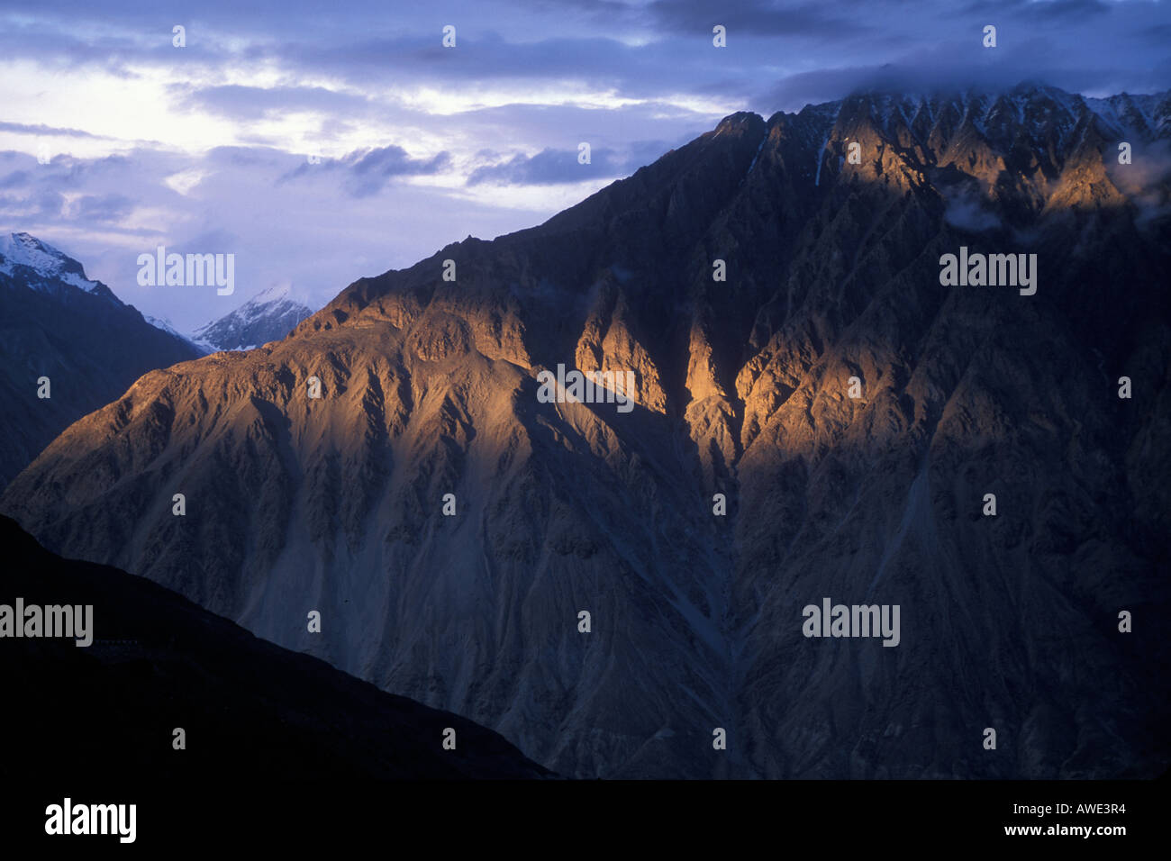 Himalayan hillsides hi-res stock photography and images - Alamy