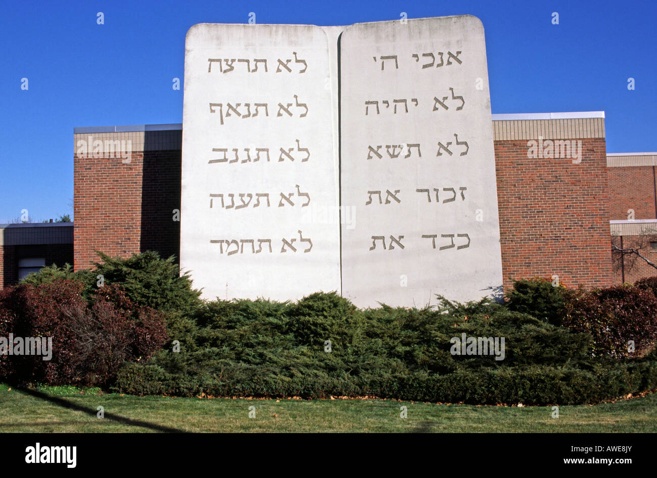 The Ten Commandments in Hebrew outside a synagogue in Randolph, Massachusetts Stock Photo