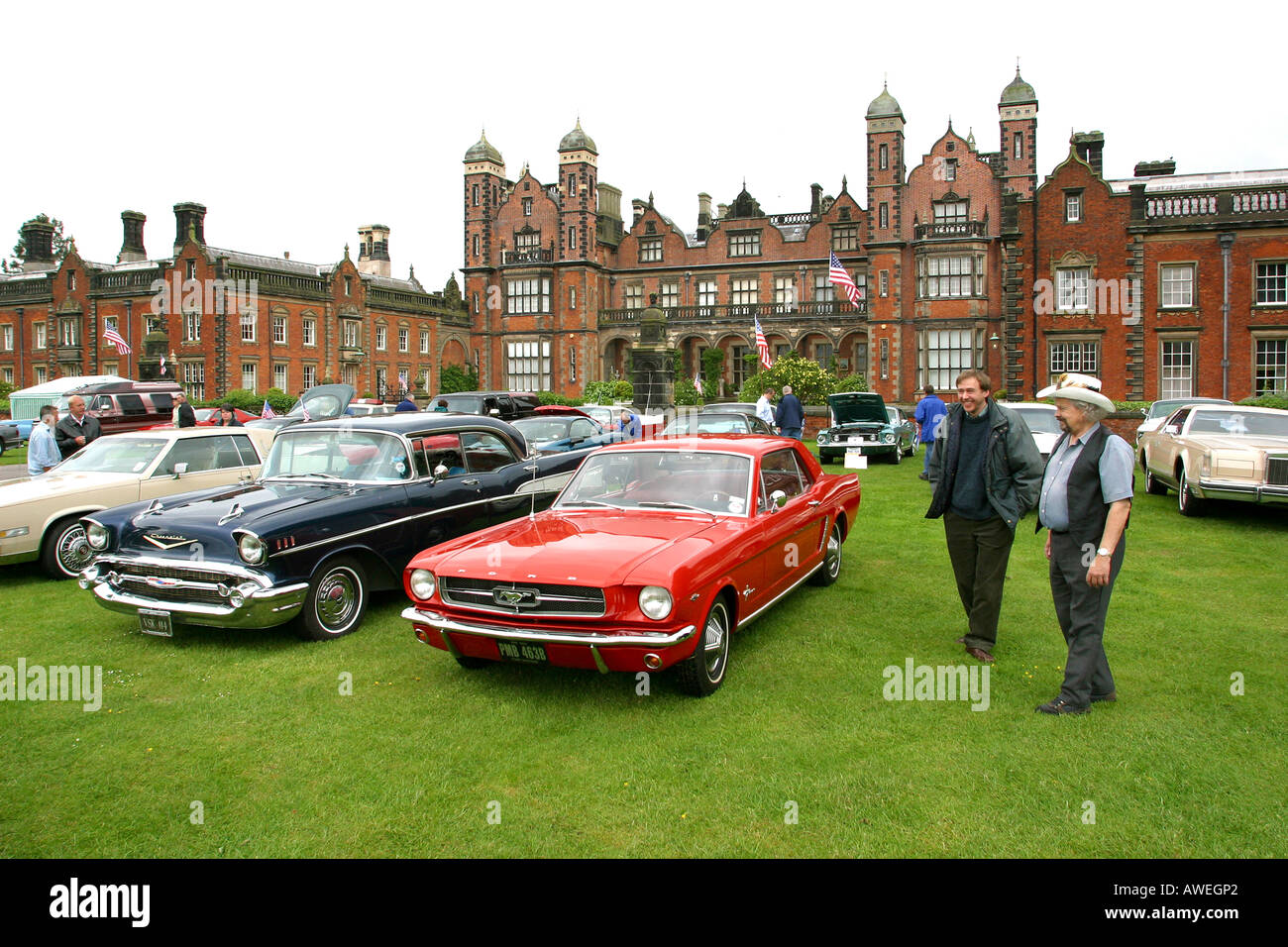 England Cheshire Macclesfield Capesthorne Hall Car Rally American vintage cars Stock Photo