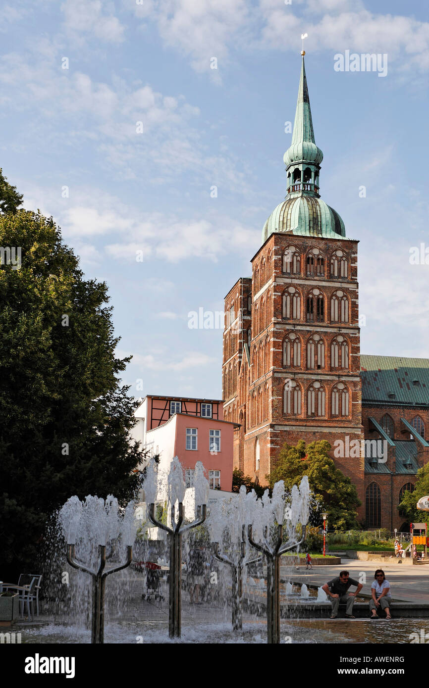 Fountain and view of St. Nicholas Church, Stralsund, Mecklenburg-Western Pomerania, Germany, Europe Stock Photo