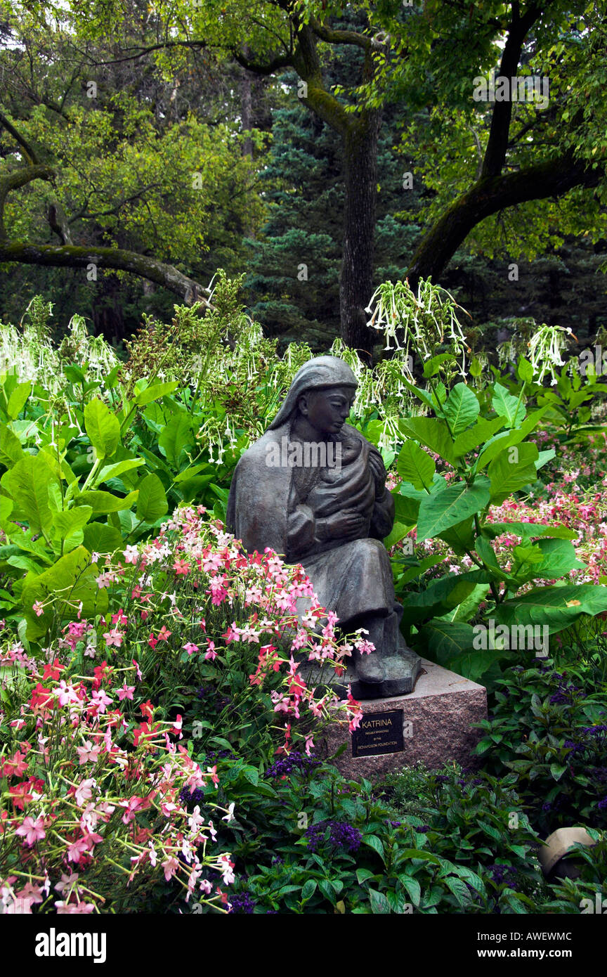 Bronze sculpture of Katrina and child in the Leo Mol sculpture Gardens
