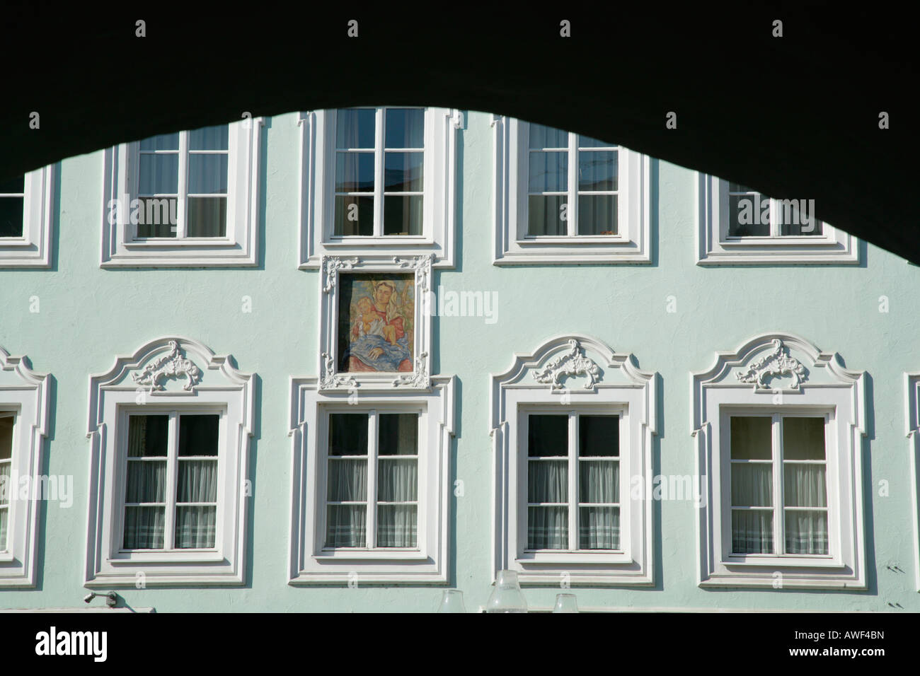 Blick auf die Fassade eines Hauses aus den Arkaden, Muehldorf am Inn, Oberbayern, Bayern, Deutschland Stock Photo