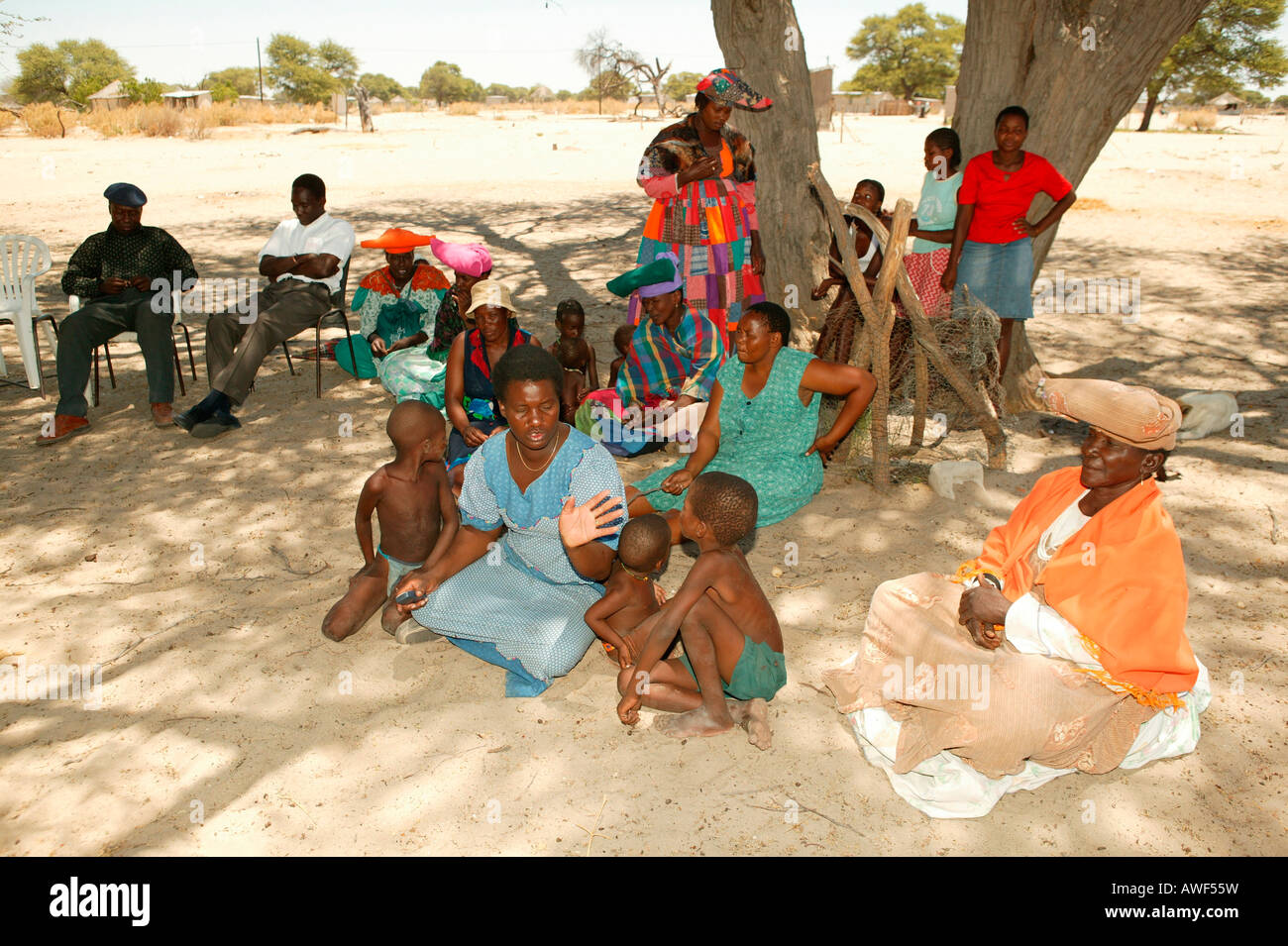 Community gathering under village tree, Sehitwa, Botswana, Africa Stock Photo