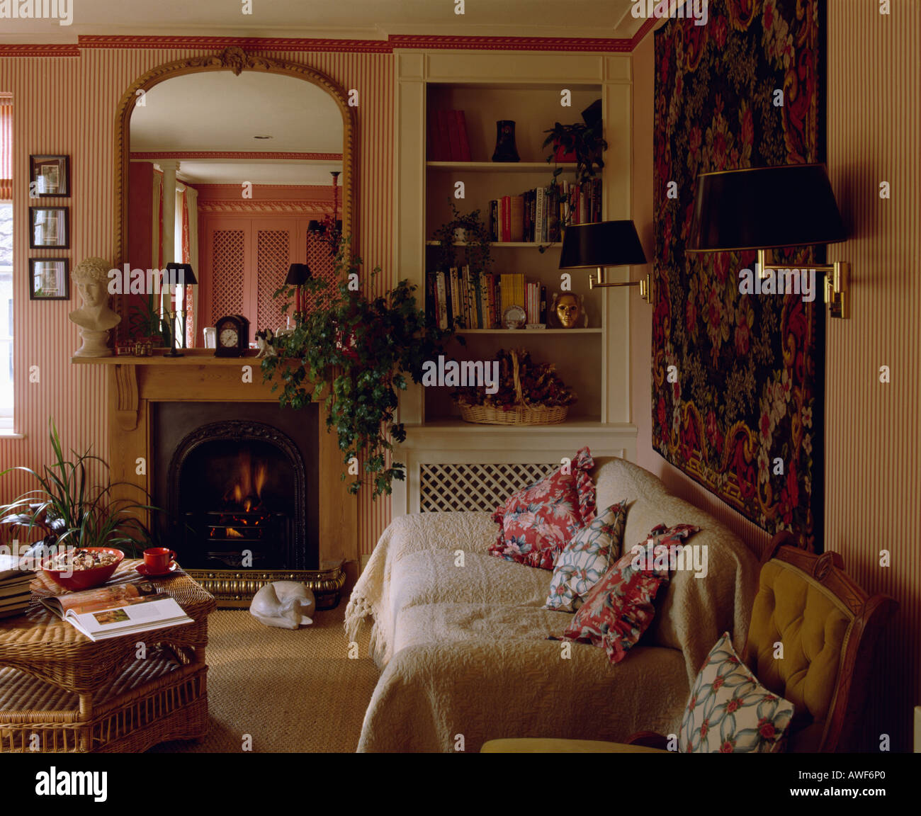 Interiors traditional livingrooms fireplaces hi-res stock photography ...