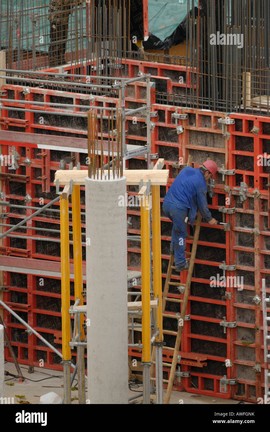 Construction worker setting up falsework, moulds (formwork) Stock Photo