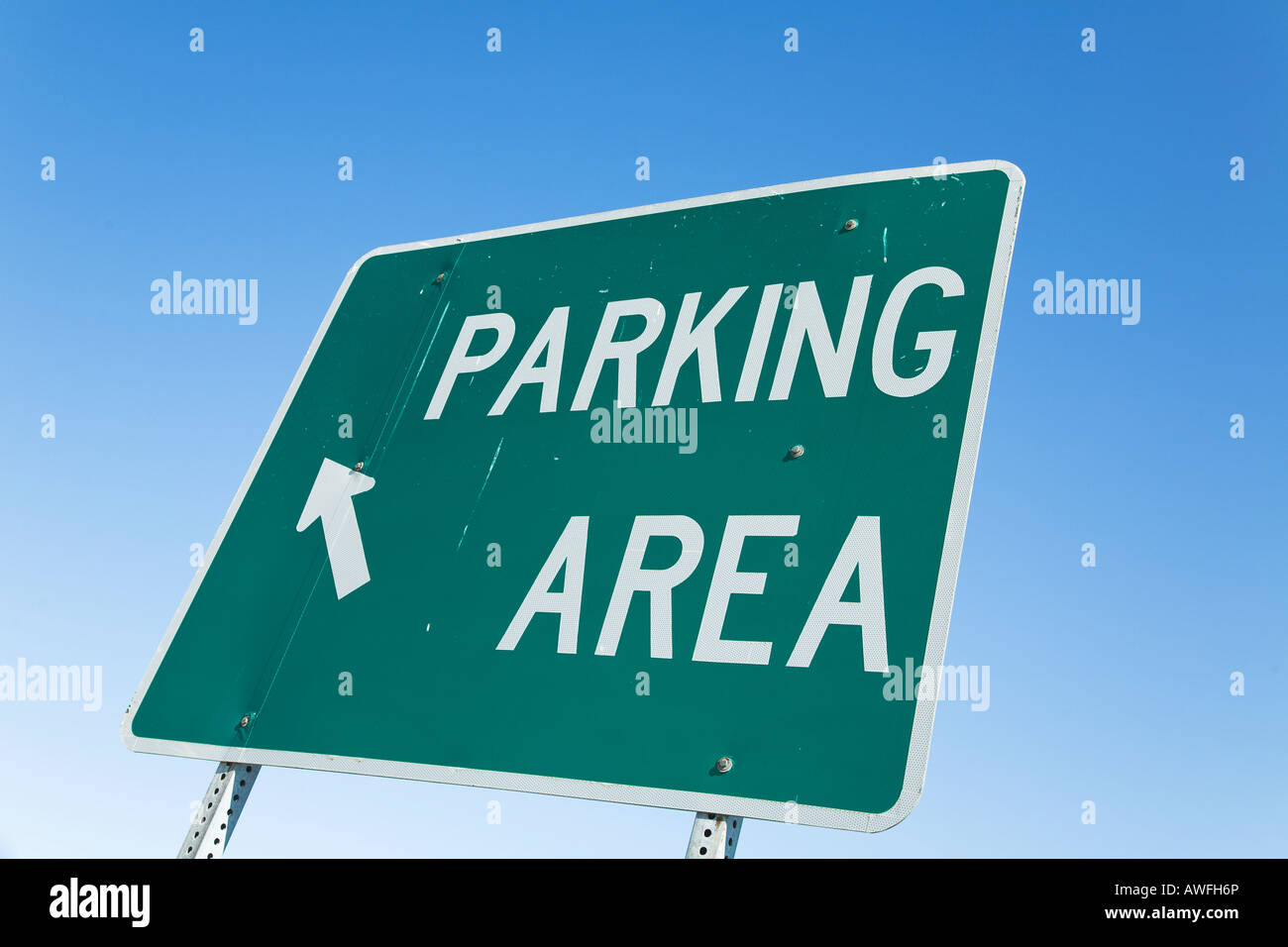 ILLINOIS DeKalb Green rectangular sign with arrow pointing to parking area Stock Photo
