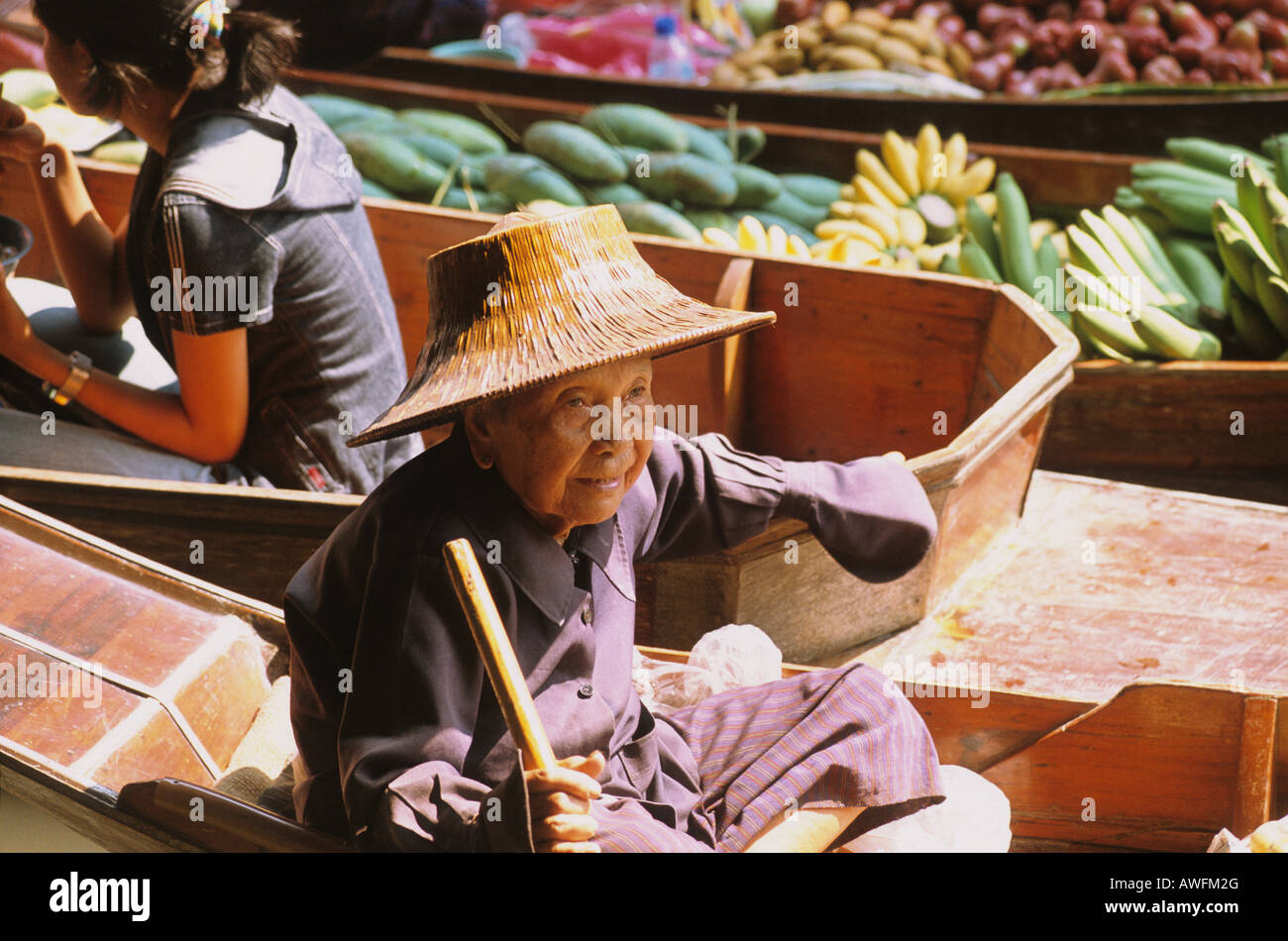 old woman floating market bangkok thailand Stock Photo - Alamy