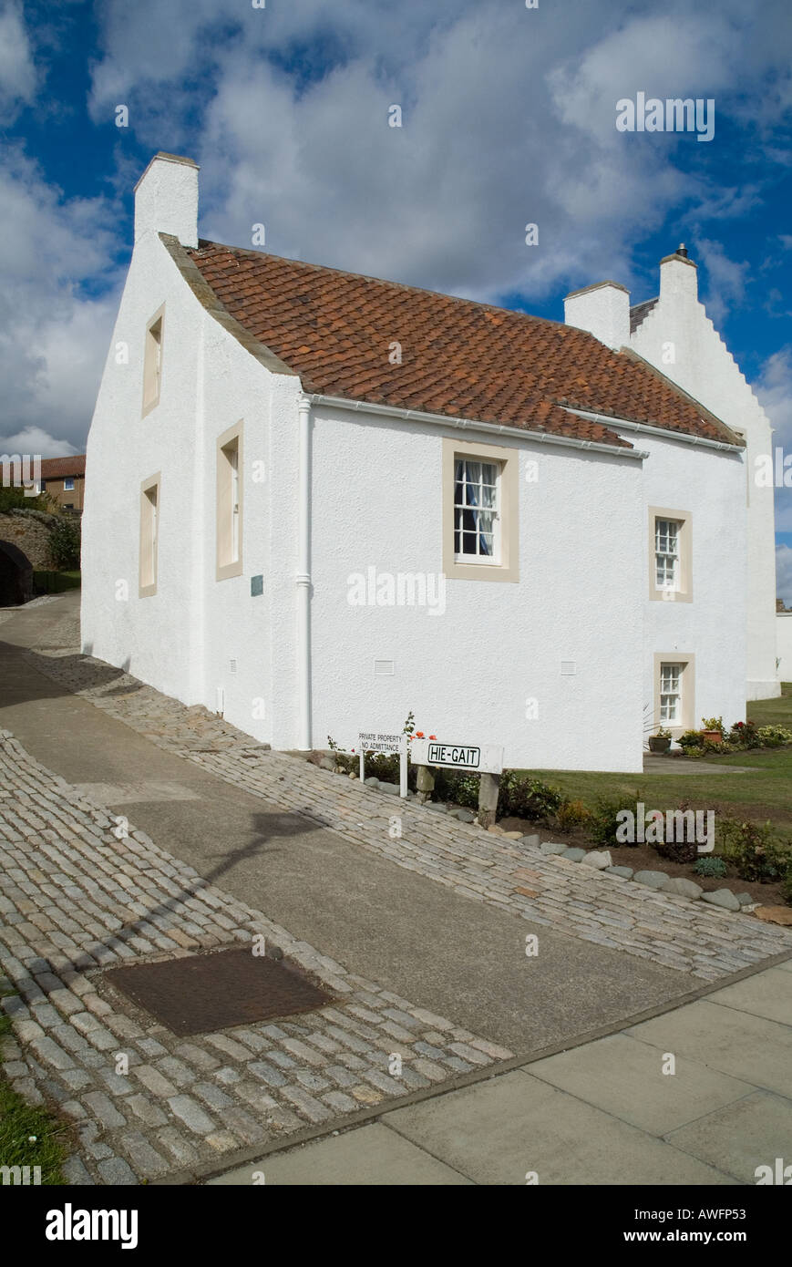dh Traditional whitewashed house DYSART VILLAGE FIFE SCOTLAND Cobbled
