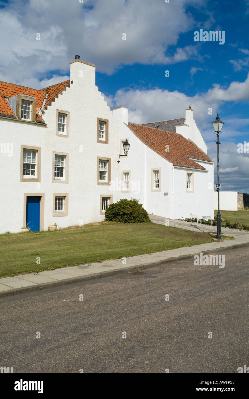 dh DYSART FIFE Traditional whitewashed house and pantiled roofs Stock