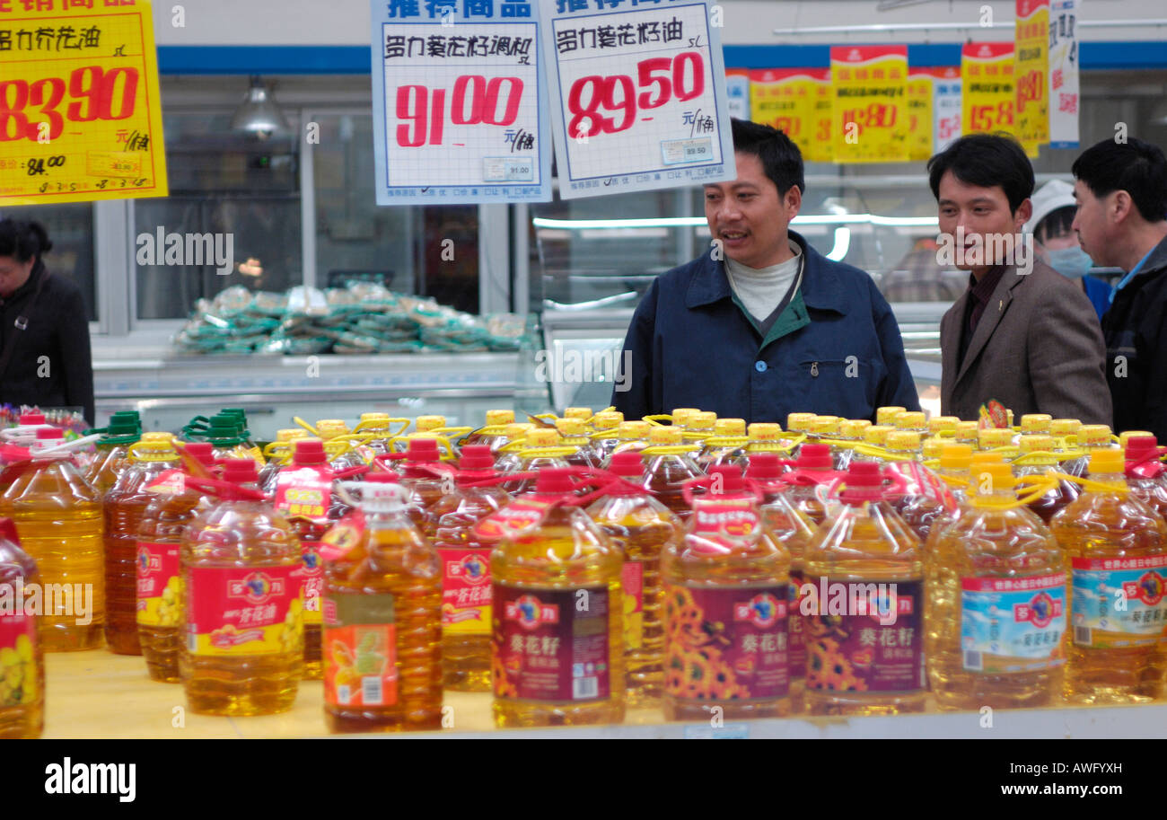 Chinese consumers look at bottle food oil in a supermarket in Beijing China. 12 Mar 2008 Stock Photo