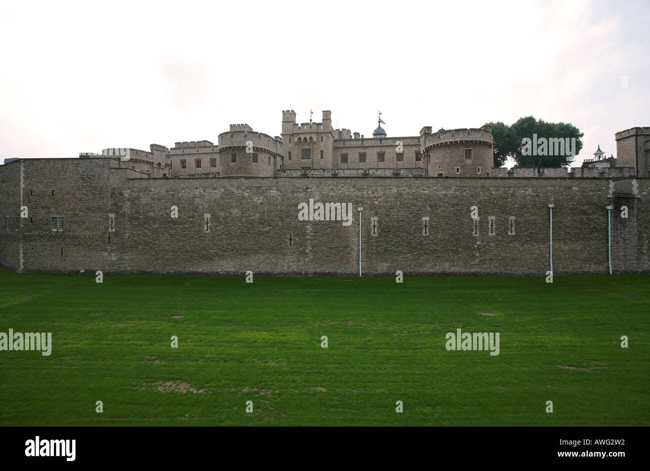 Tower of london moat drained hi-res stock photography and images - Alamy