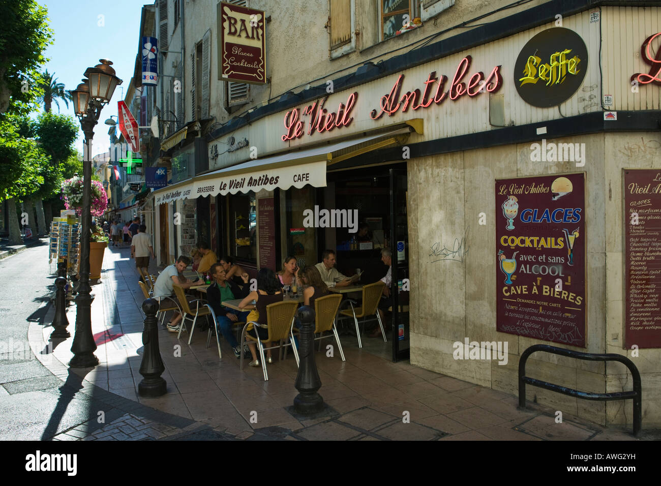 Antibes, Cote D'Azur, France, le vieil Antibes corner cafe Stock Photo