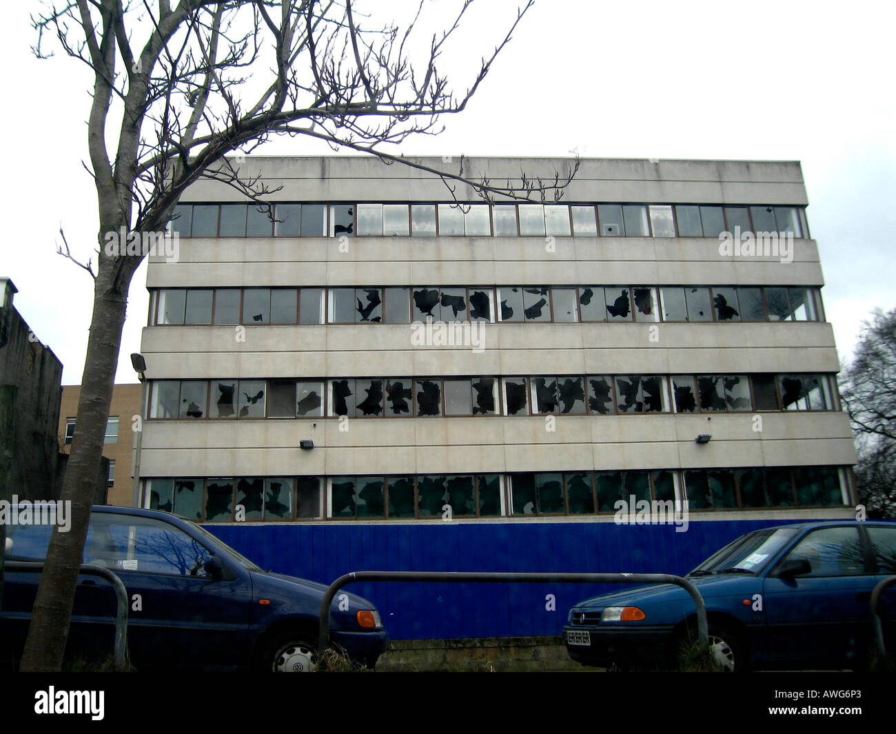 Derelict city centre office block with broken windows Stock Photo - Alamy