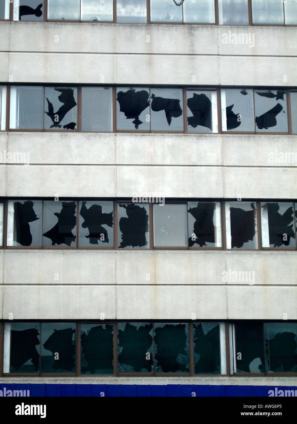 Derelict city centre office block with broken windows Stock Photo - Alamy