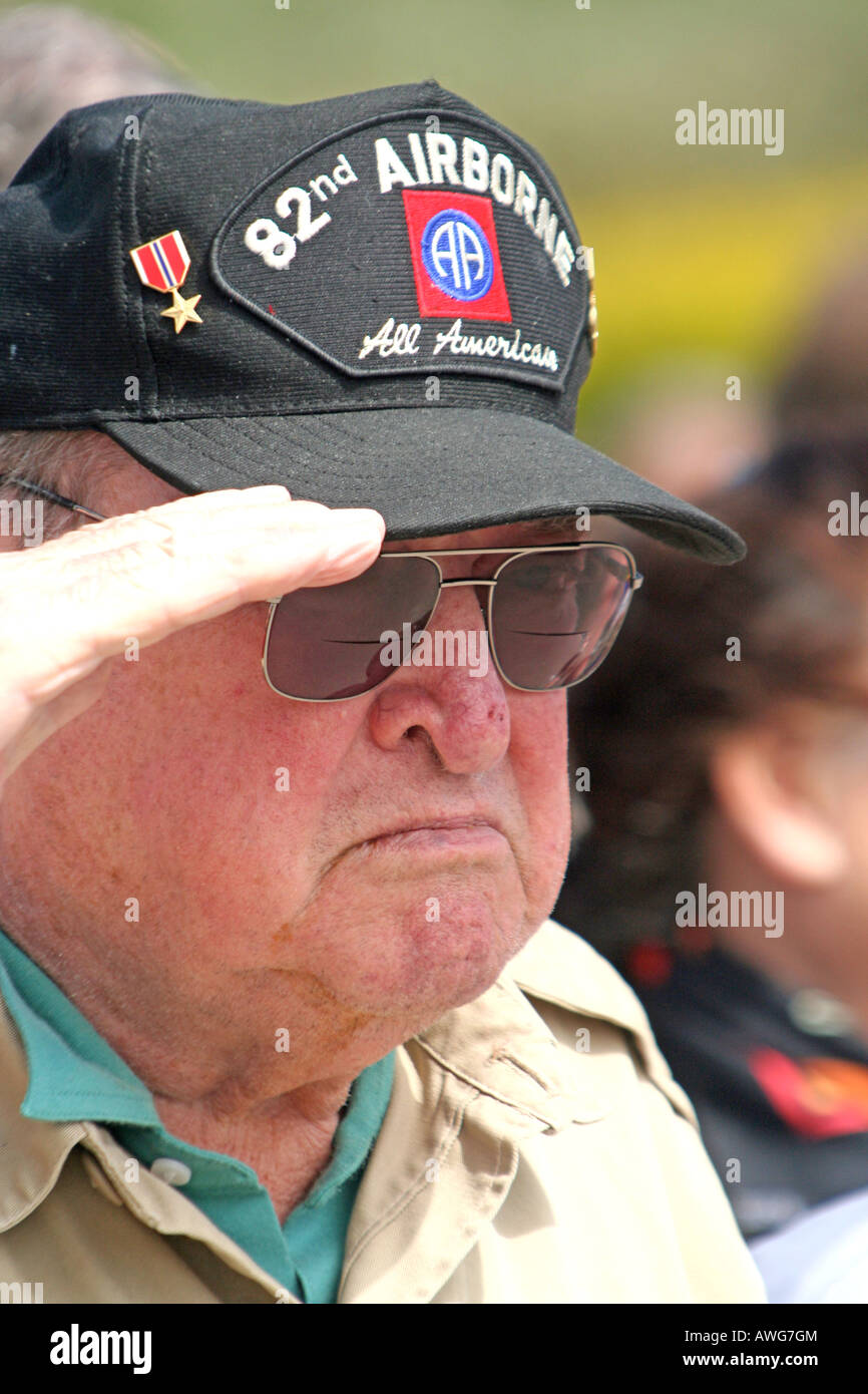American WW2 82nd All American Airborne veteran pays respects to fallen comrades 60th anniversary 6th June 2004 Utah Beach Stock Photo