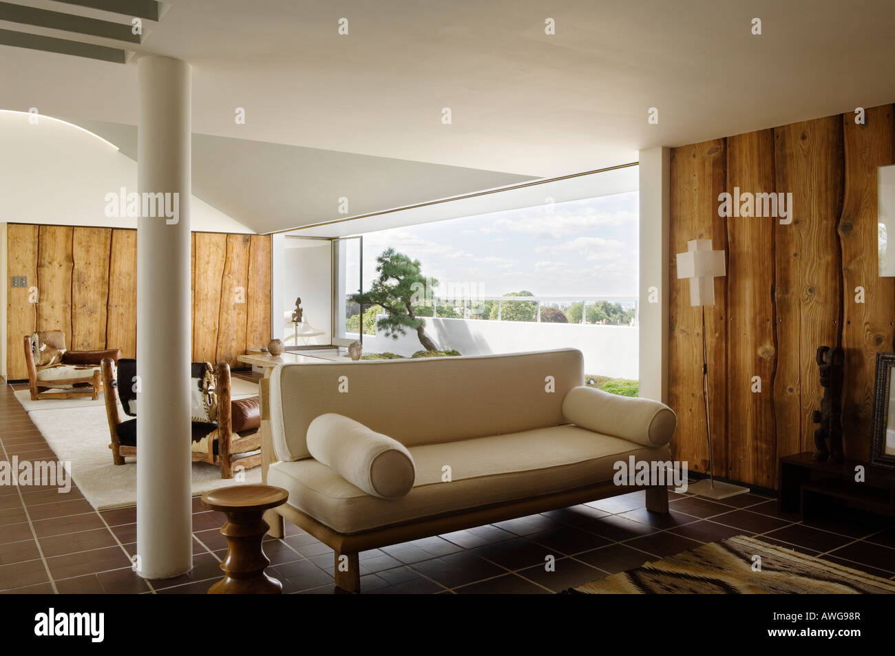 living room of penthouse apartment in 1930s Modernist apartment building by Berthold Lubetkin Stock Photo