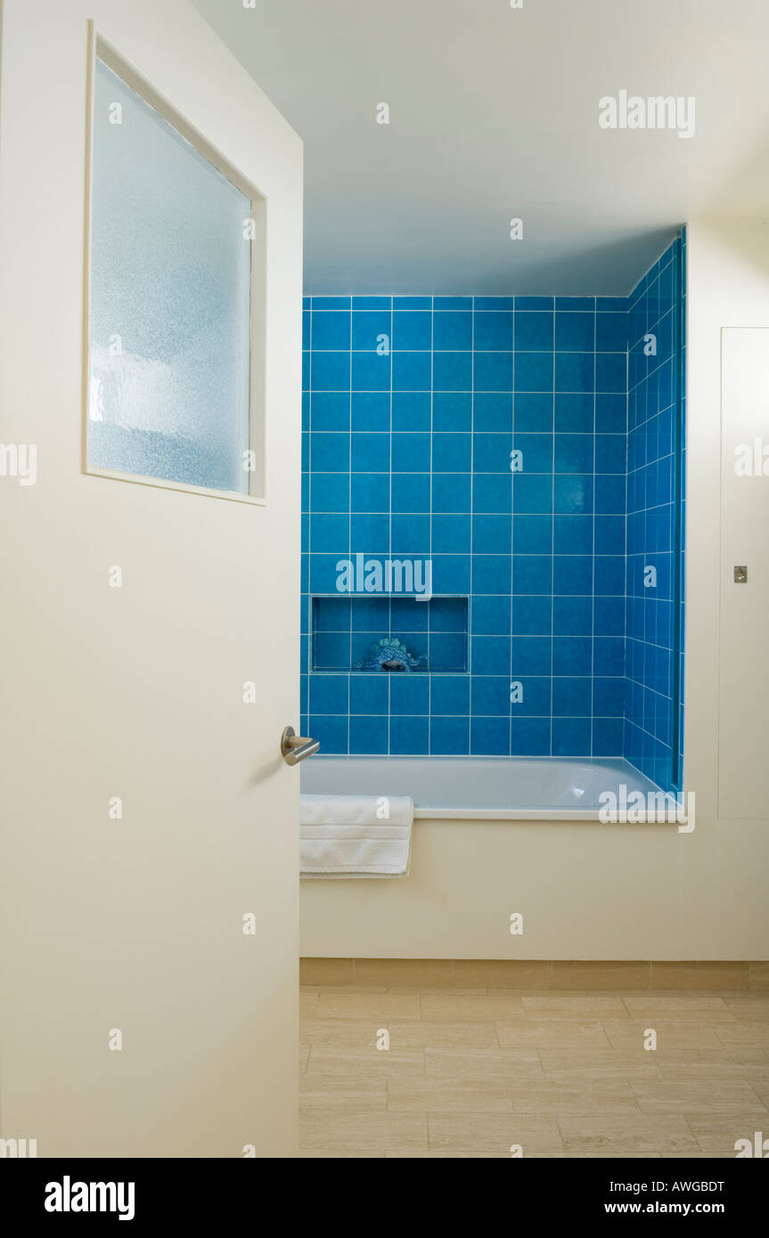 bathroom in penthouse apartment of 1930s Modernist building by Berthold Lubetkin Stock Photo