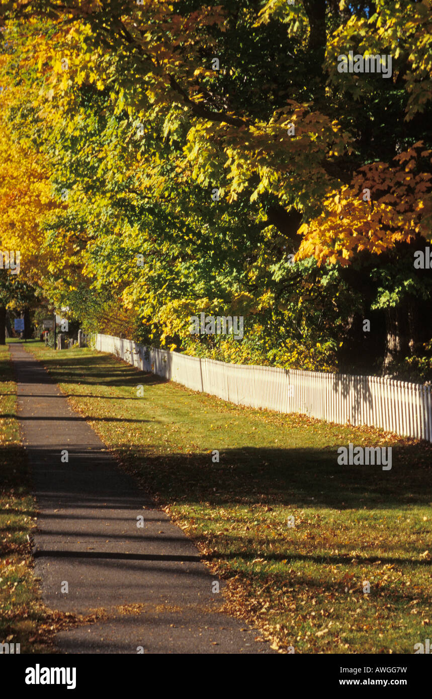 Iconic white picket fence hi-res stock photography and images - Alamy