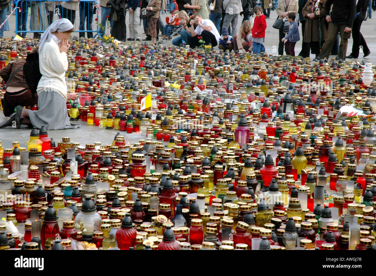 Poland Death Ritual Warsaw, Poland mourning after John Paul II's death. Poeple on Pilsudski ...