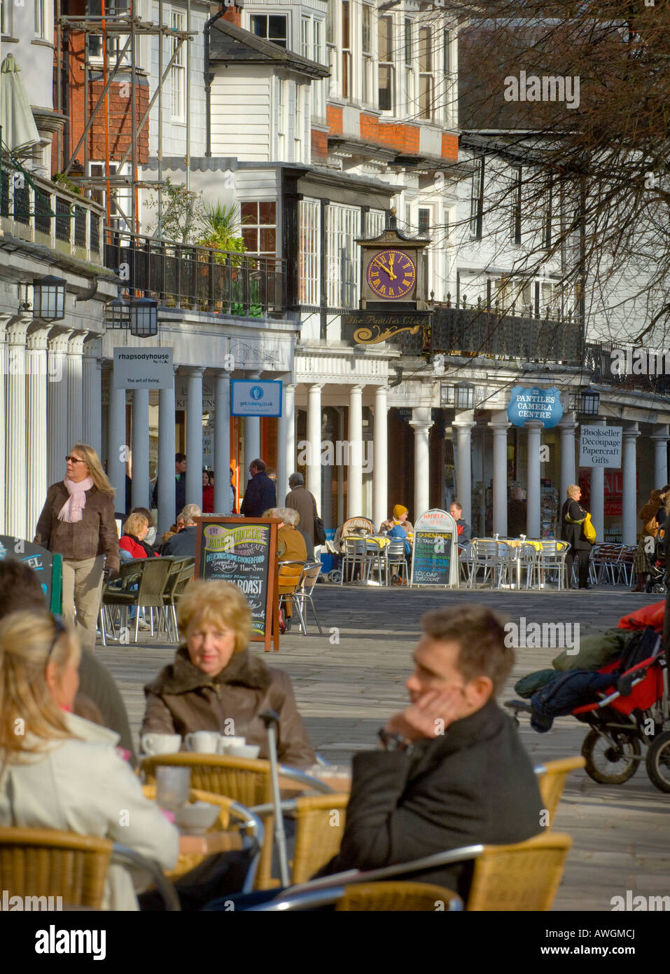 Cafe culture of The Pantiles in Tunbridge Wells, Kent. Picture by Jim Holden. Stock Photo