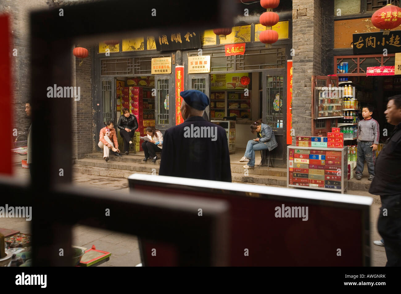 Street life seen through a shop window, Pingyao, People's Republic of China Stock Photo