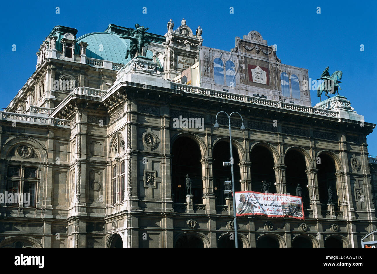 Austria, Vienna, Staatsoper (1869), loggia on Neo-Classical façade of Vienna State Opera Stock Photo
