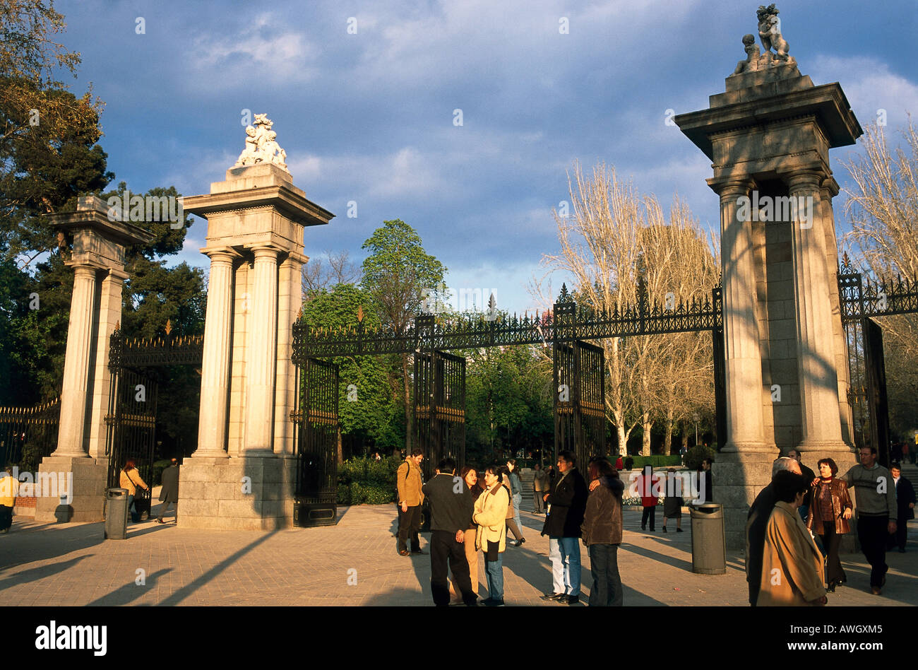 Spain, Madrid, Parque del Retiro, Puerta de la Independencia, groups of  people gathered around Independence Gate Stock Photo - Alamy