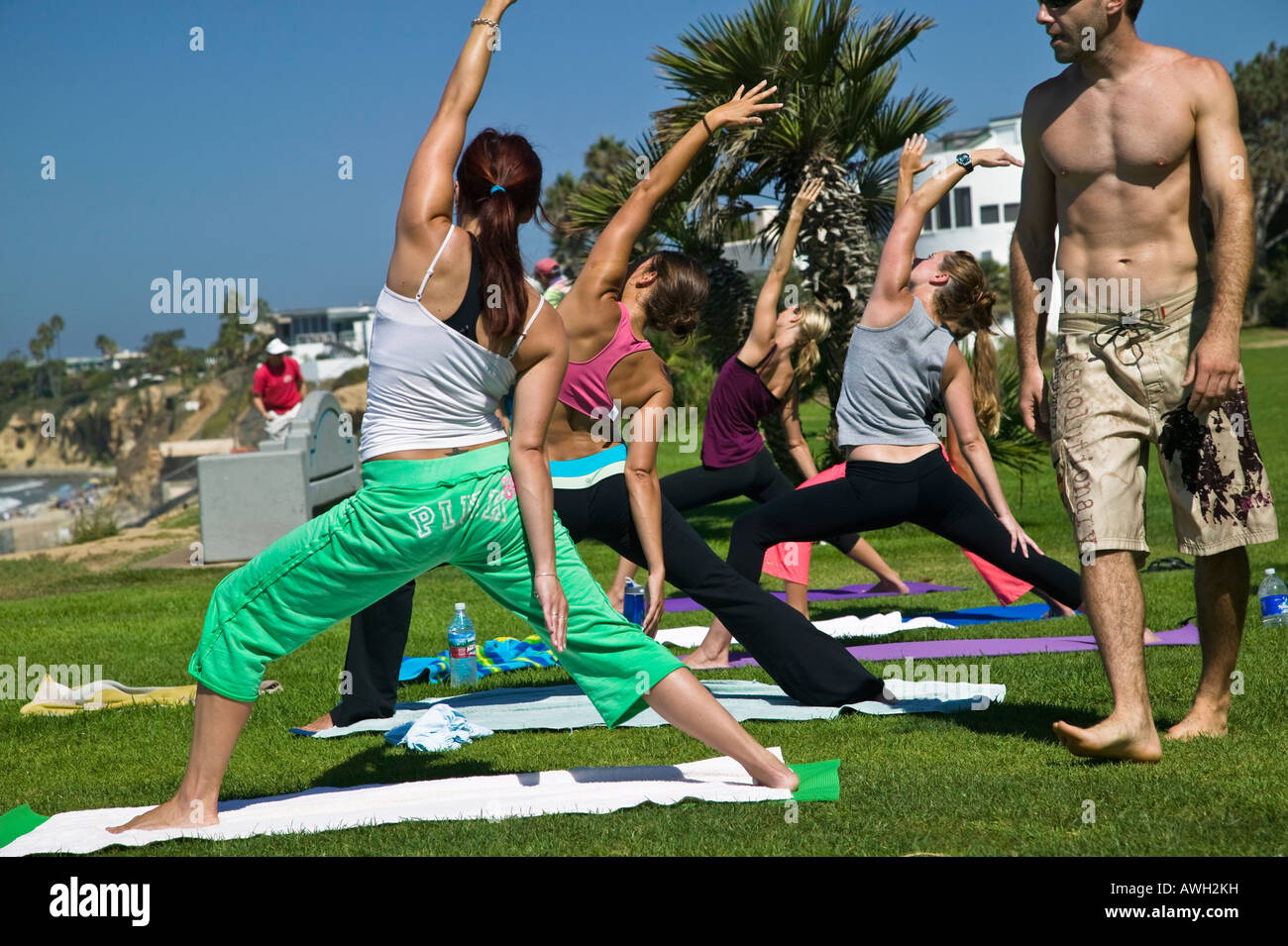 Group doing yoga Pacific Beach Tourmaline Surfing Beach Park, San Diego, California, USA Stock Photo