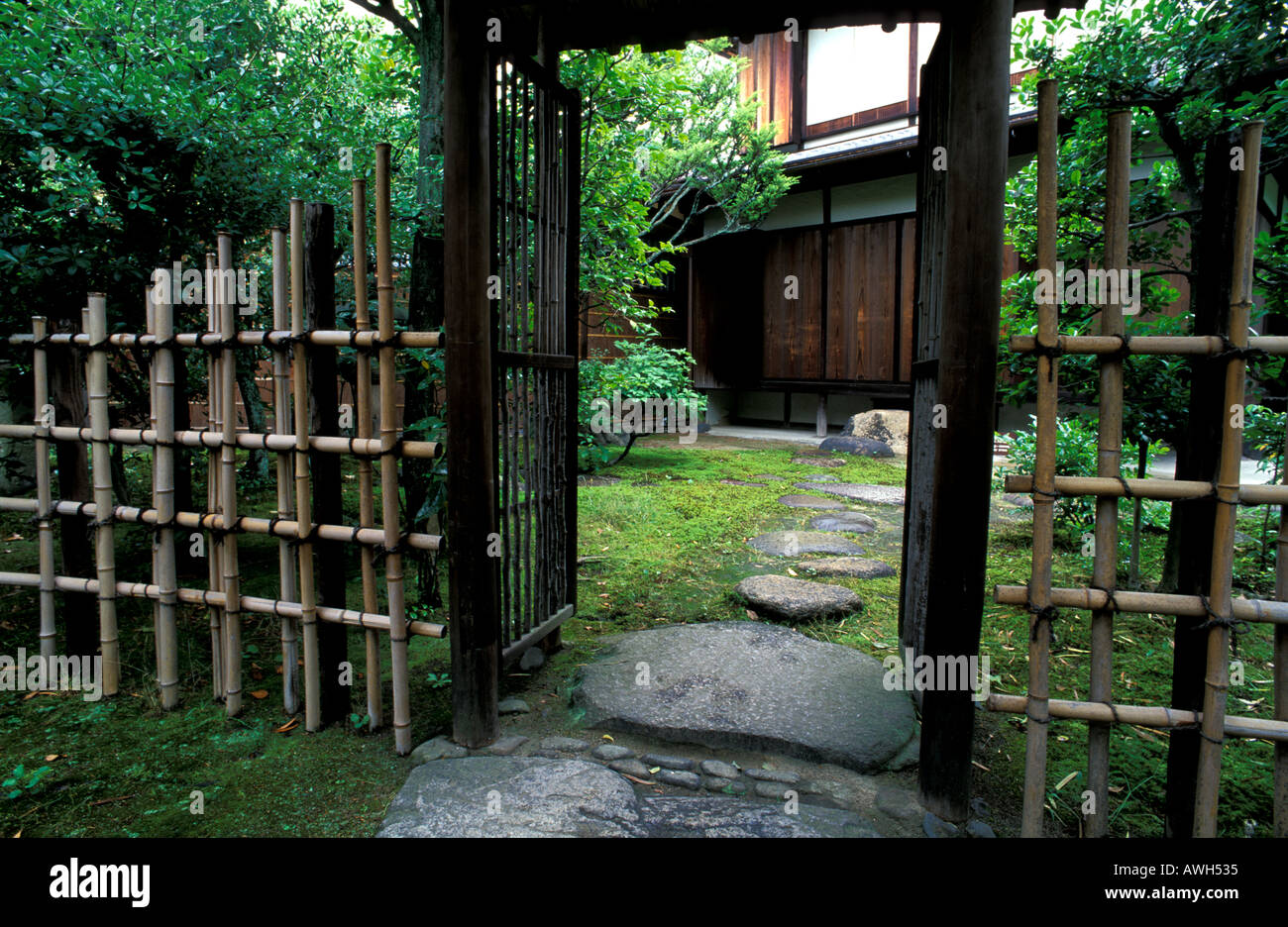 Download this stock image: Bamboo fence and gate in the Shosei en garden Hi...