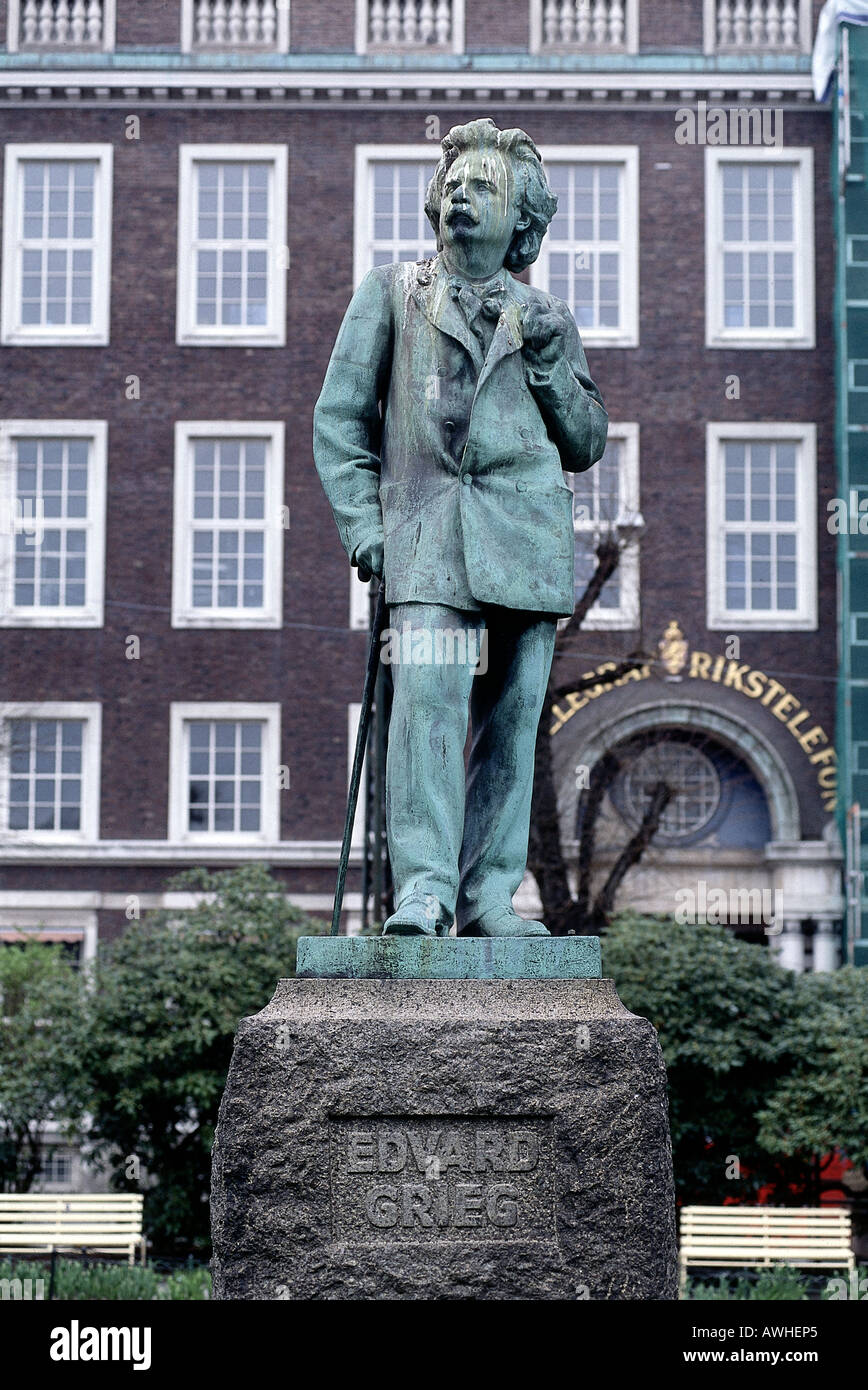Norway, Vestlandet, Bergen, bronze statue of famous Norwegian composer