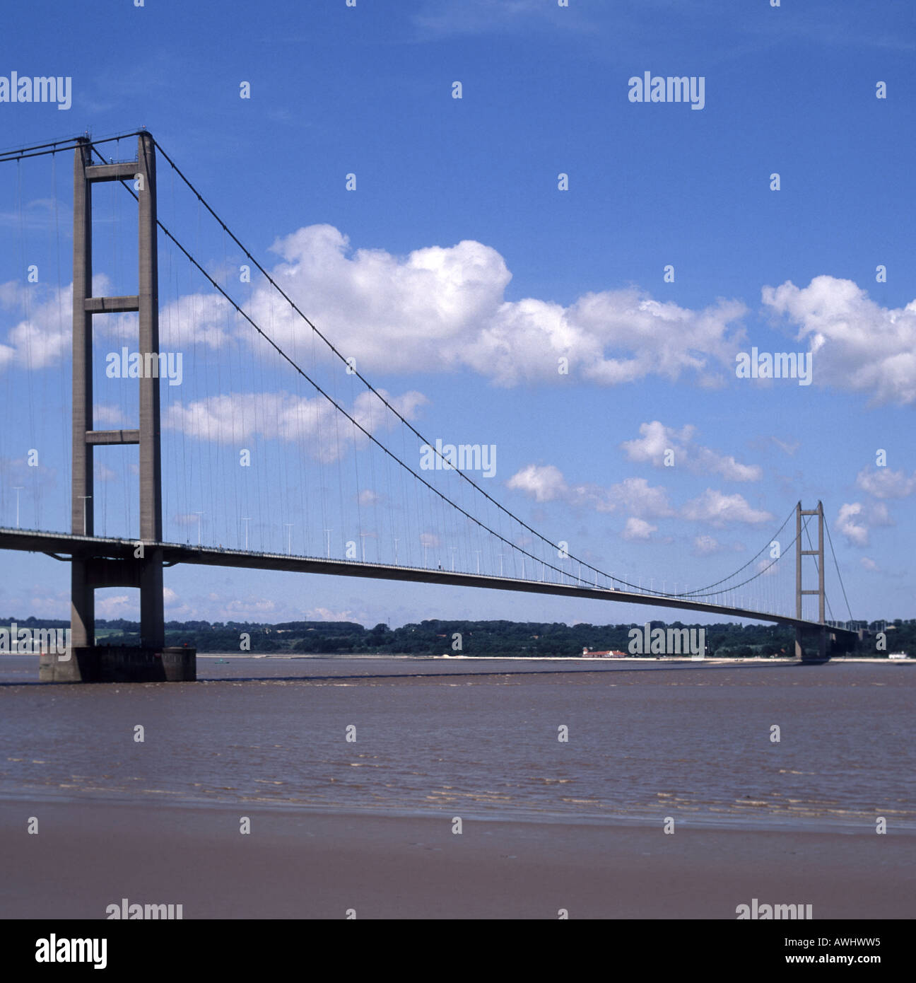 Landmark A15 road Humber suspension bridge spans humber estuary from Barton upon Humber Lincolnshire towards Hessle Hull East Riding of Yorkshire Stock Photo
